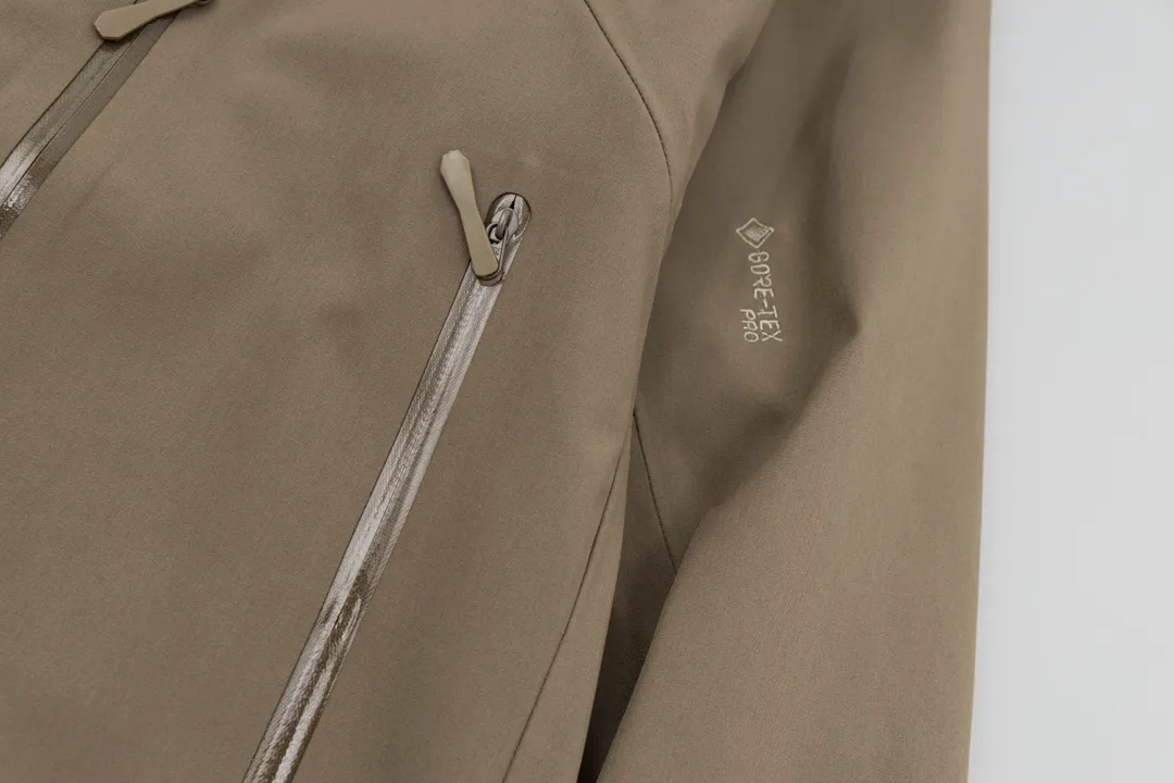 ARCTERYX beta SV ZP YKK ， ， ， 。 Beta LT ， 。 bluesign@ N 3LGORE-TEX ， Wear-Resistant， 、 Breathable， 。 Storm Hood™ ， Water Tight™ ， ， ， 。 BETA： 。 ， Wear-Resistant。 GORE-TEX： 、 、Breathable 。 ，VISLON ， Velcro ， Zip-in， ARC TERYX